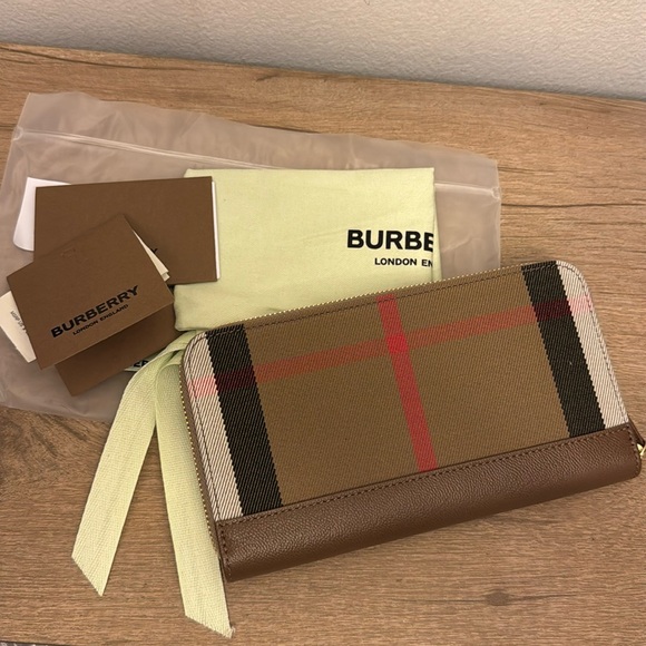 NWT Burberry Large Zip Around Wallet . - Picture 1 of 4